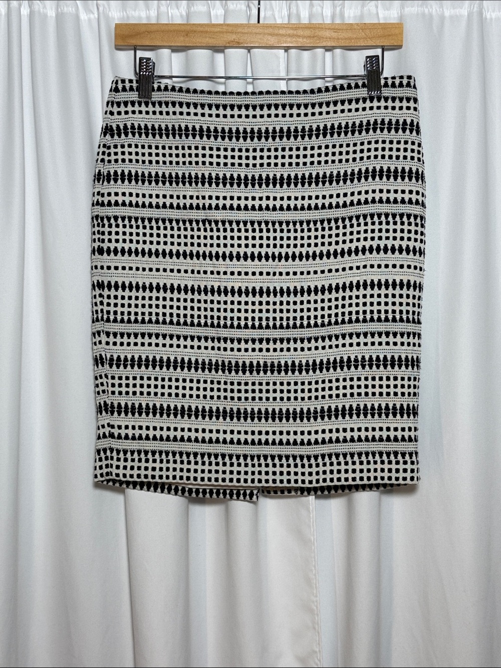 LOFT Black and White Geo-Pattern Pencil Skirt